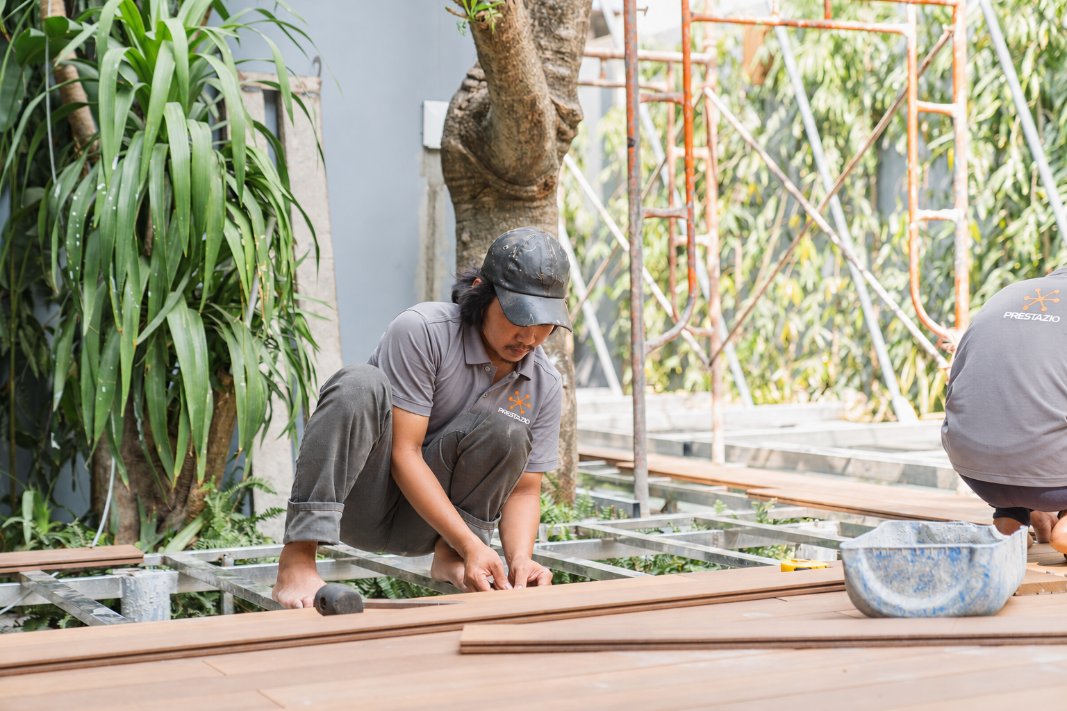 Artisan Prestazio réalisant un aménagement extérieur au Maroc