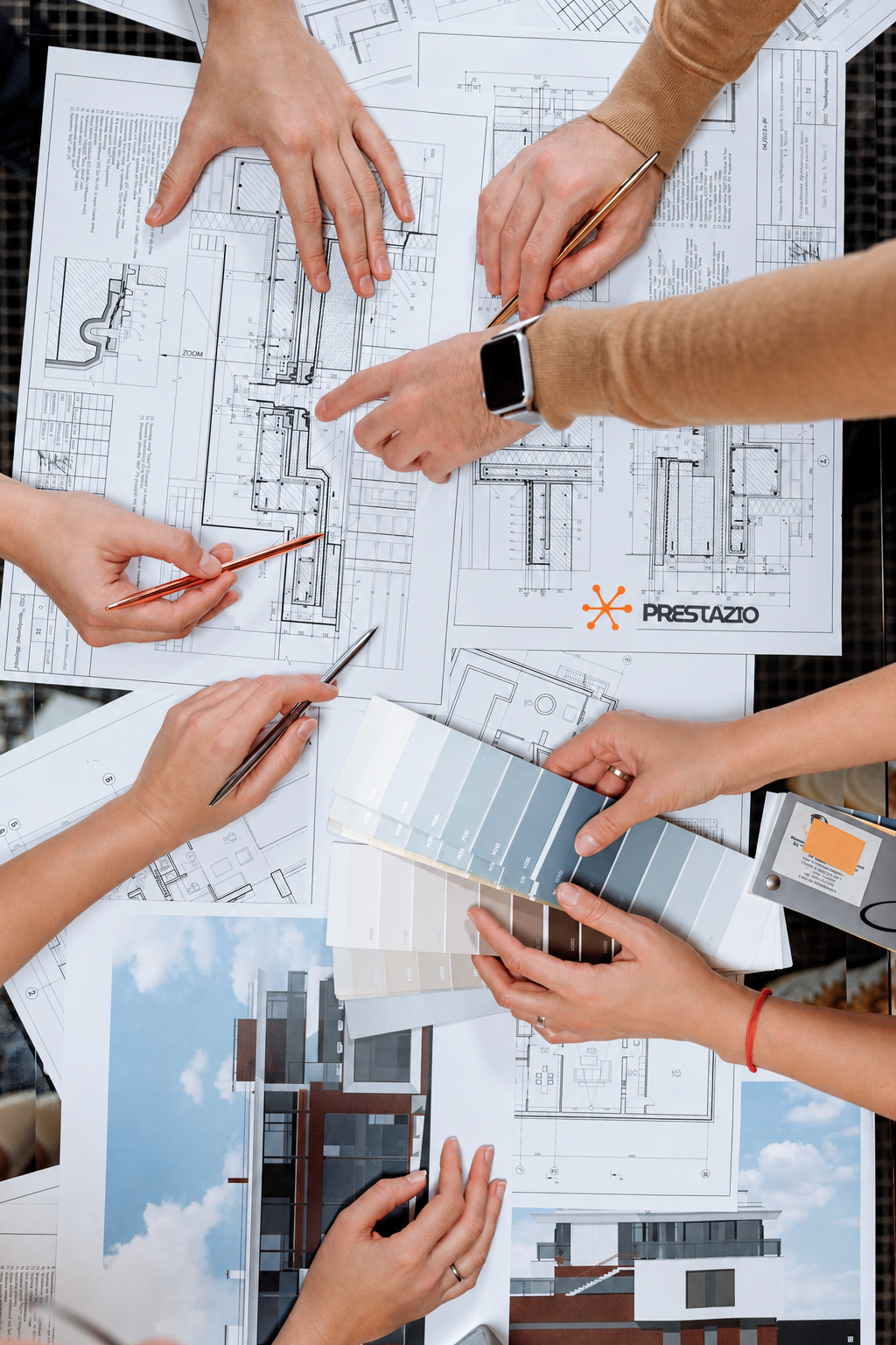 Artisan Prestazio étudiant des plans et un nuancier de matériaux pour un projet de rénovation