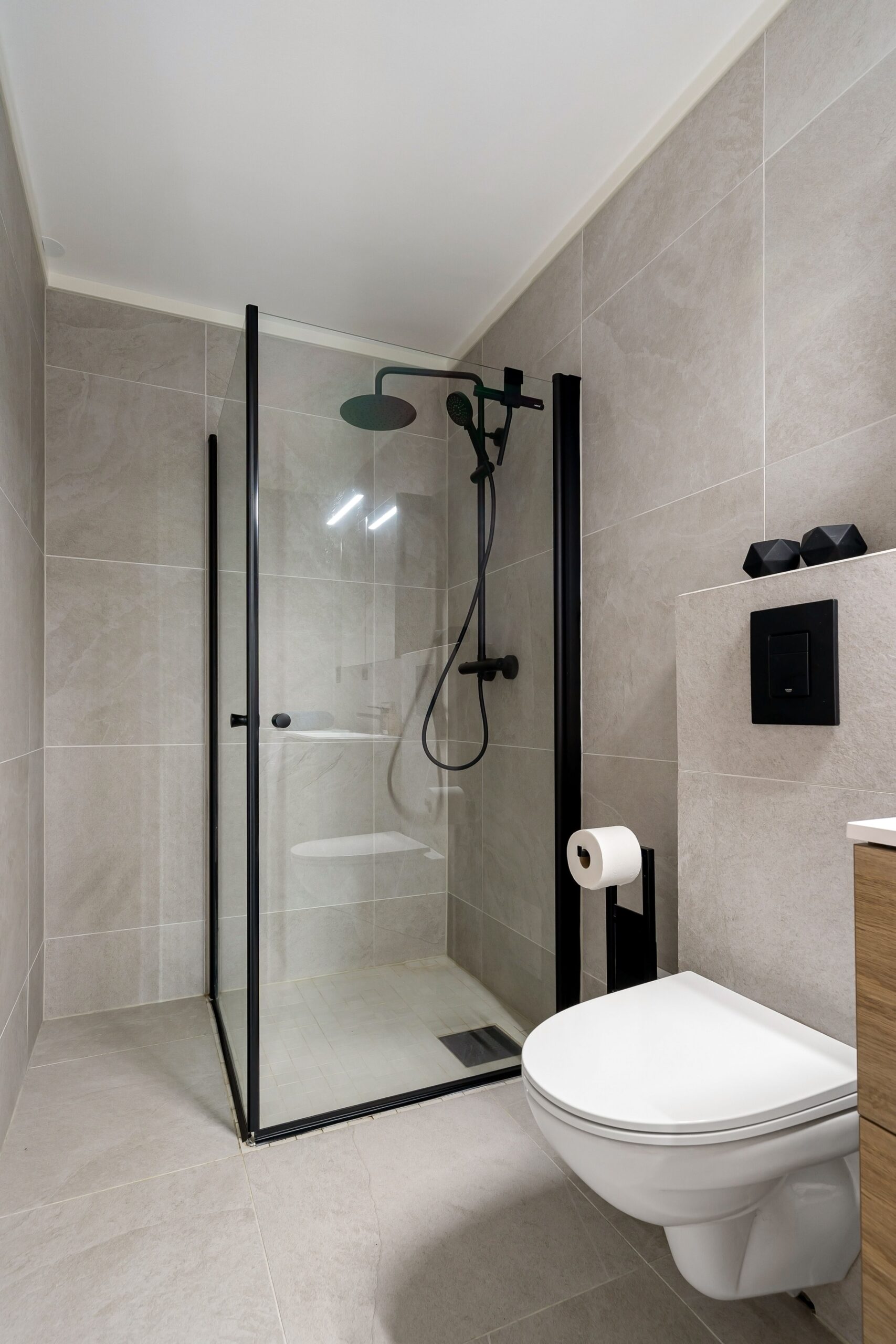 Aménagement de salle de bains moderne par Prestazio