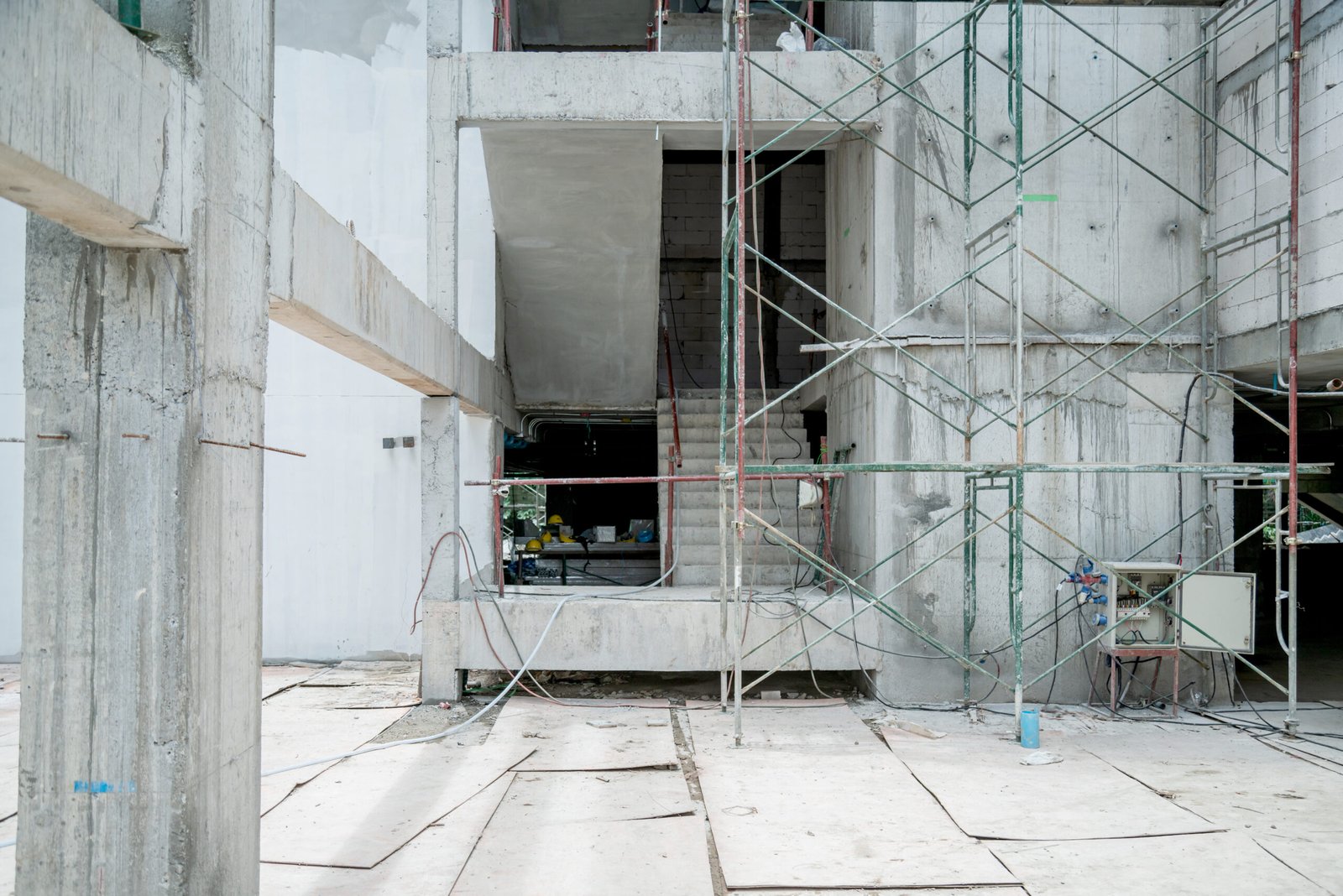 Chantier de construction avec structure en béton et acier