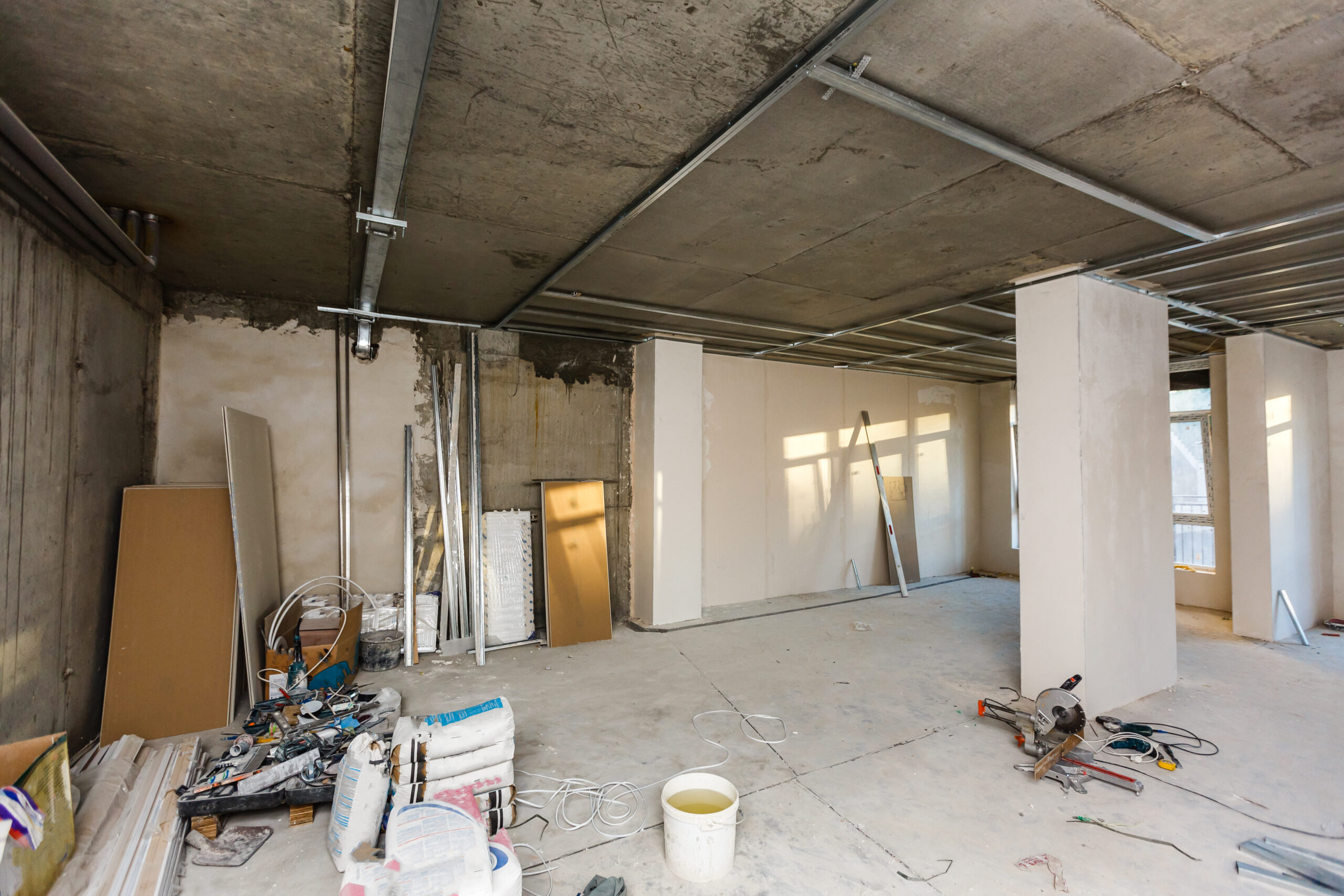 Démontage d'un intérieur d'appartement avant rénovation