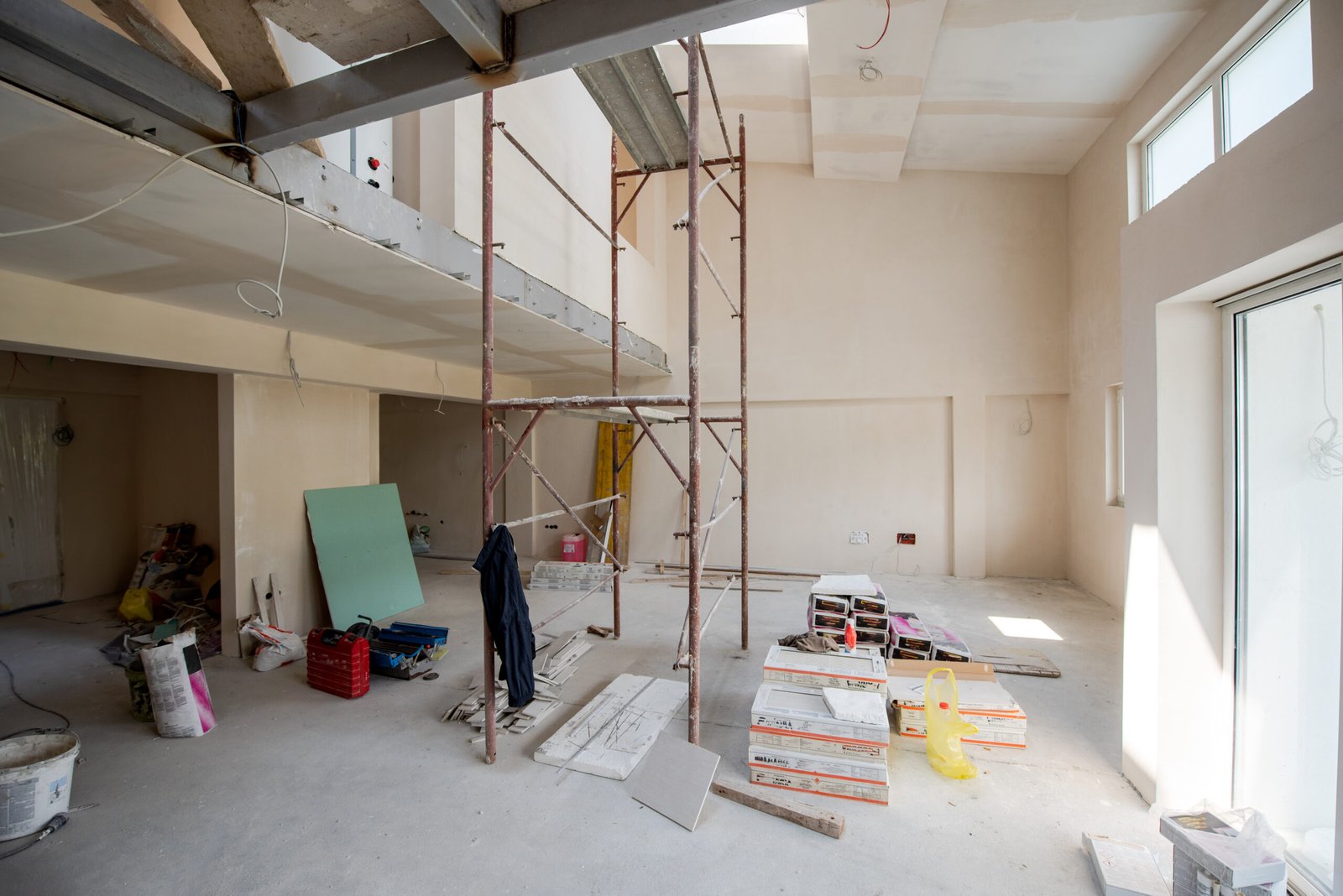 Chantier avec échafaudage dans un grand espace moderne