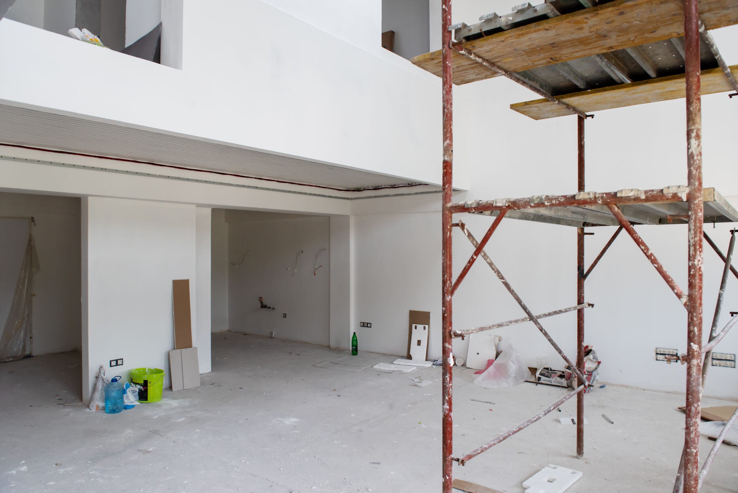 Chantier avec échafaudage dans un espace moderne