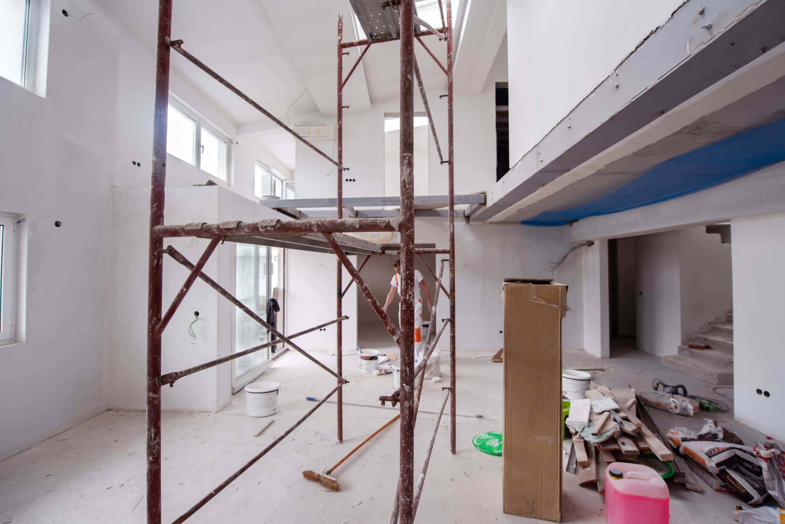 Chantier de rénovation en cours dans un espace moderne