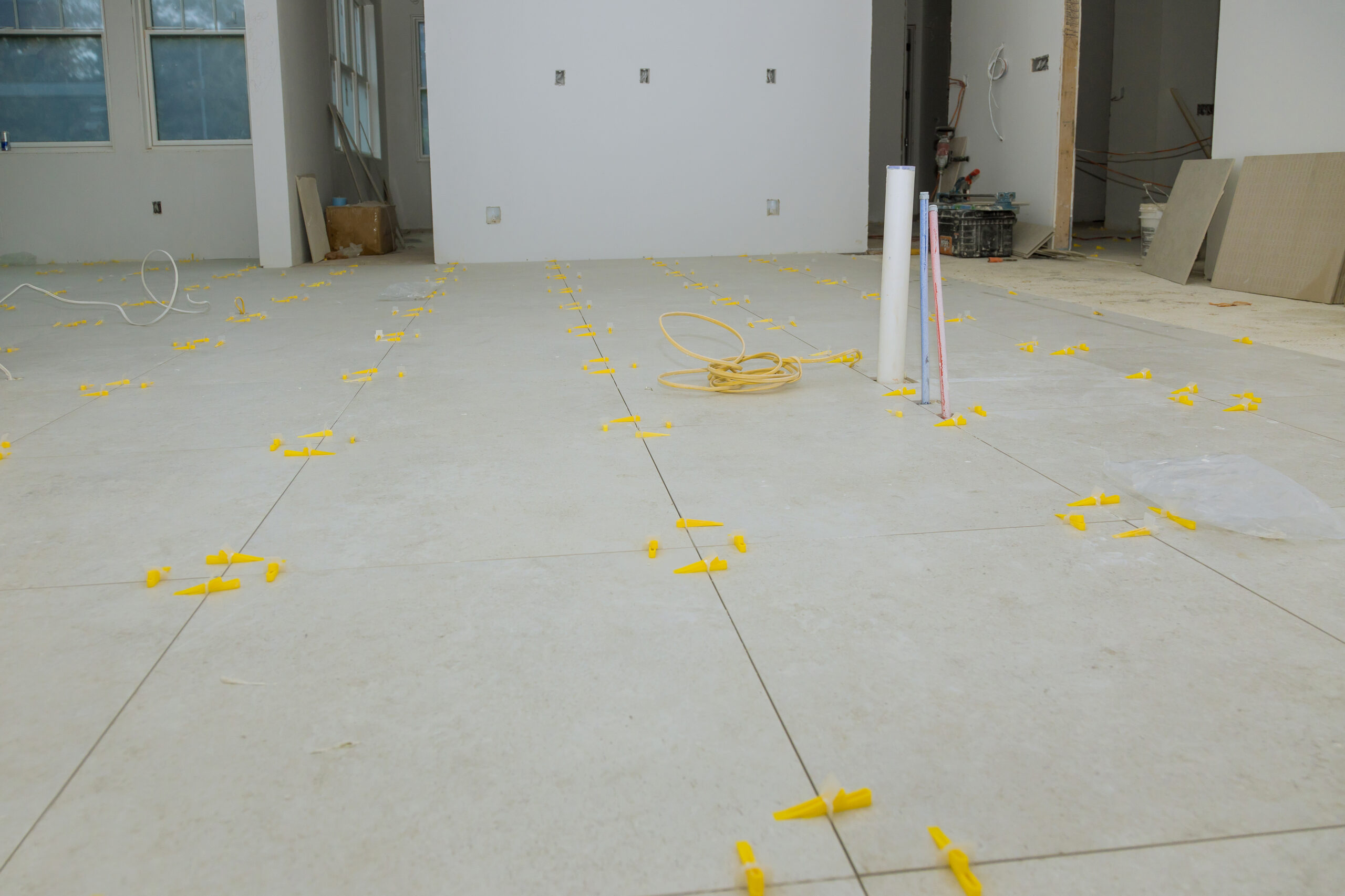 Carreaux céramiques et outils pour pose de carrelage