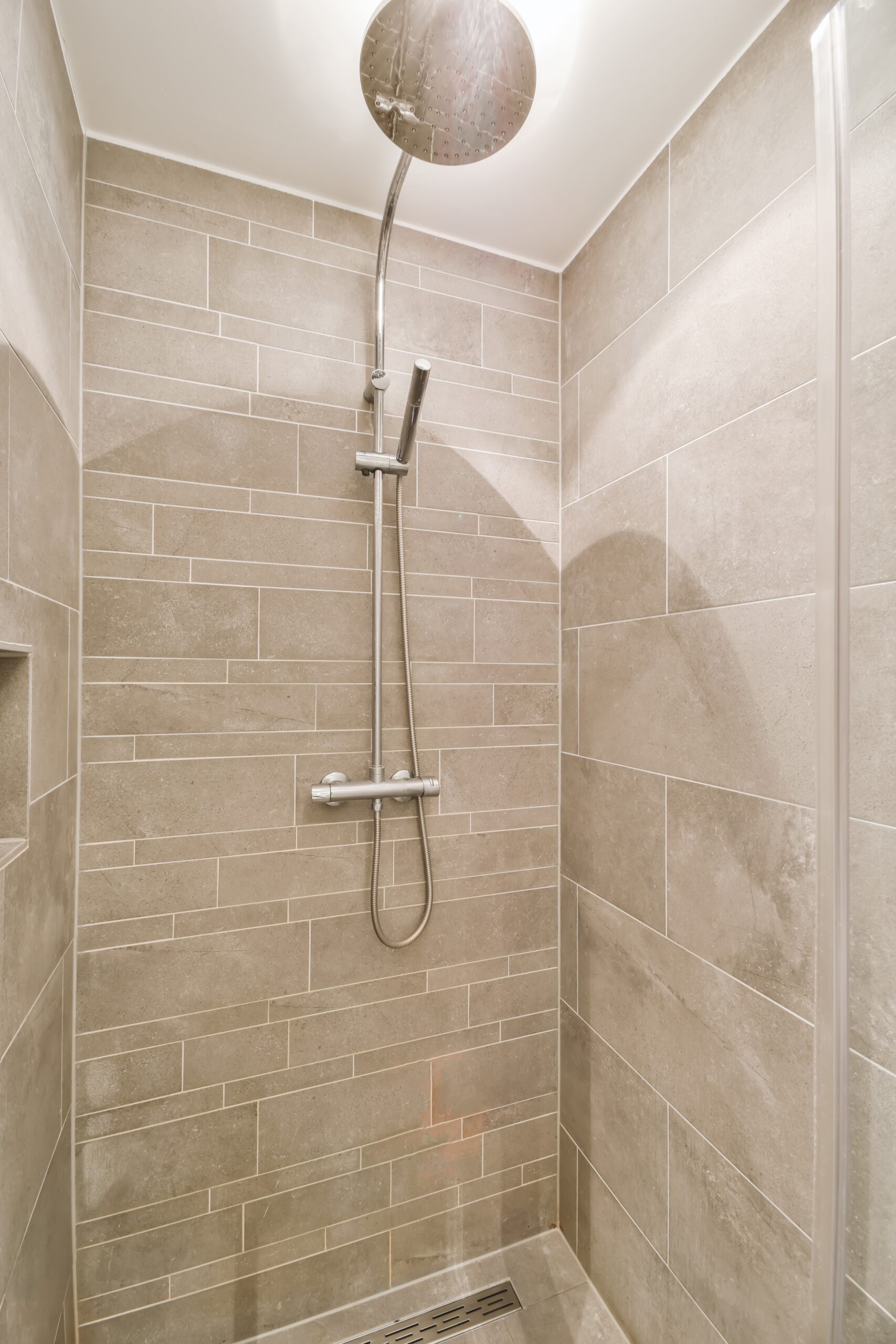 Salle de bain avec douche à l'italienne, finition haut de gamme