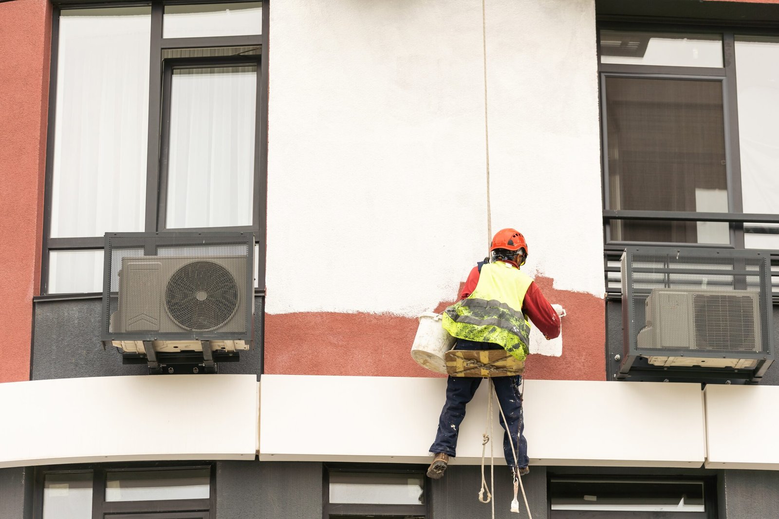 Ouvrier peignant un mur au rouleau
