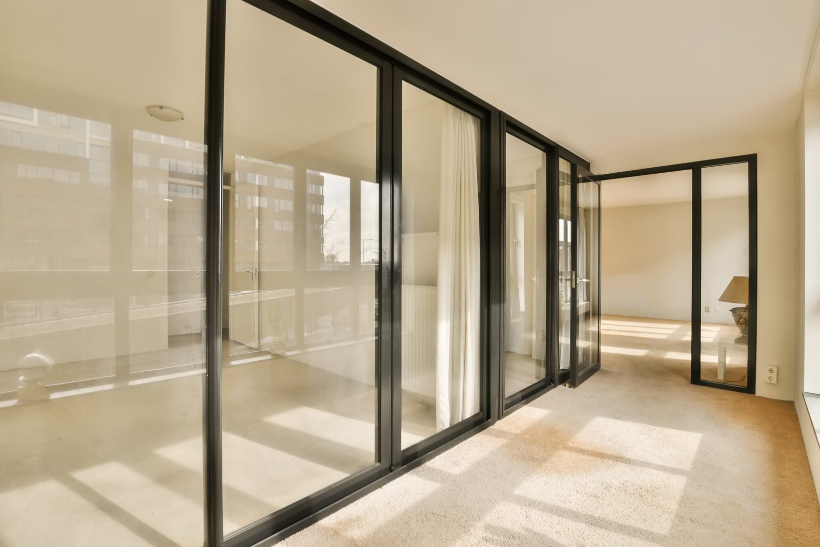 Local professionnel vide avec baies vitrées coulissantes