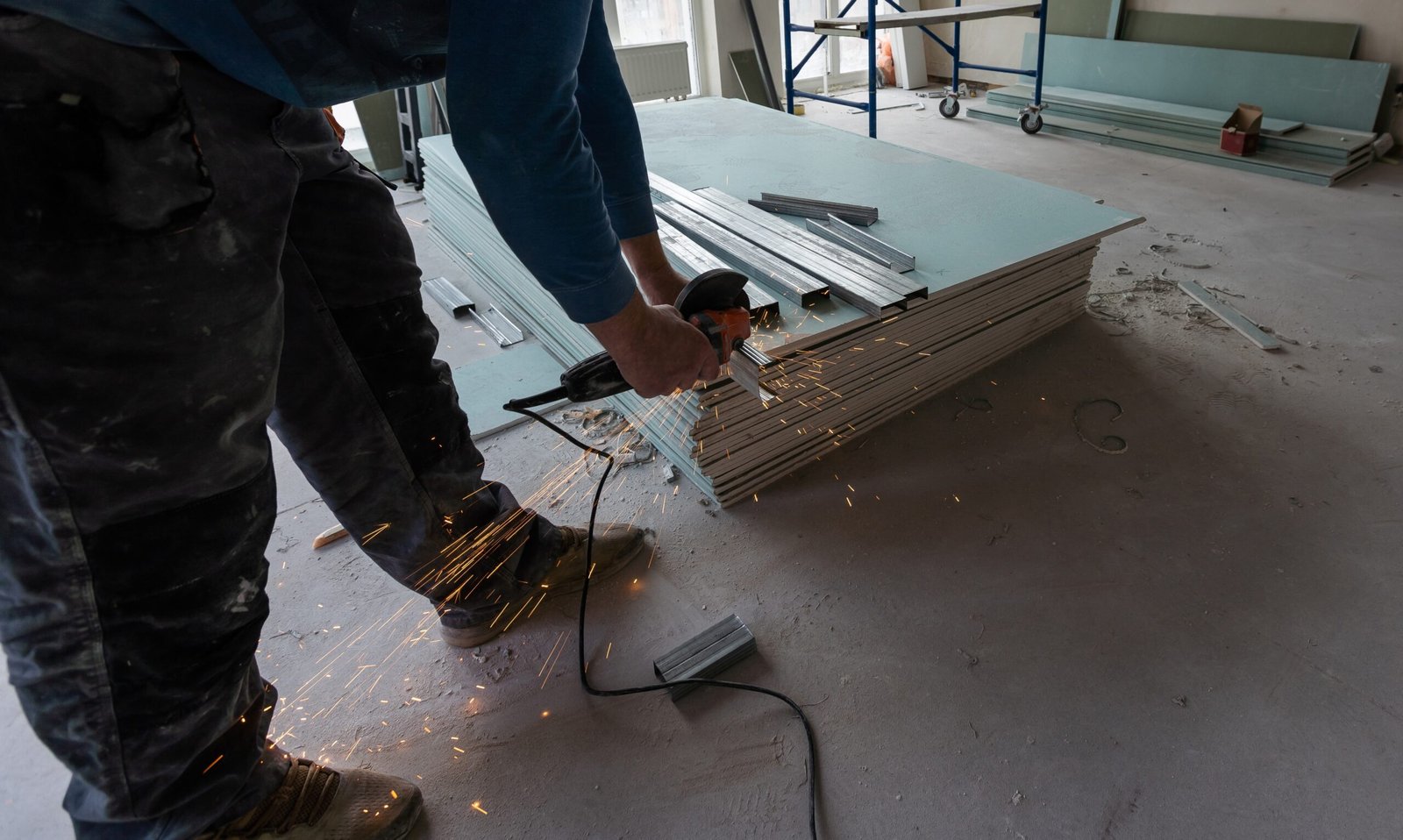 Ouvriers posant un panneau de plafond