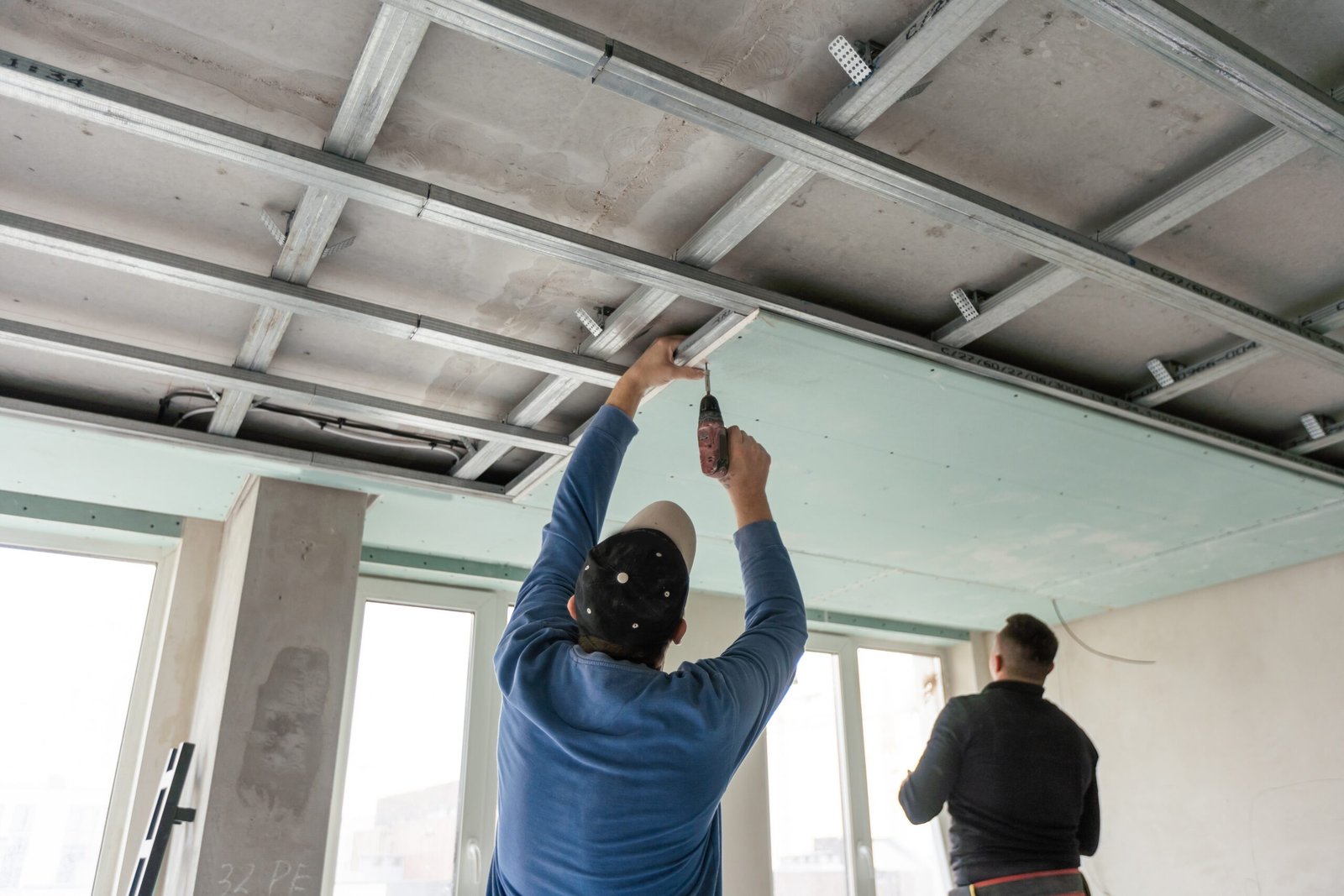Techniciens lors de l'installation d'un plafond