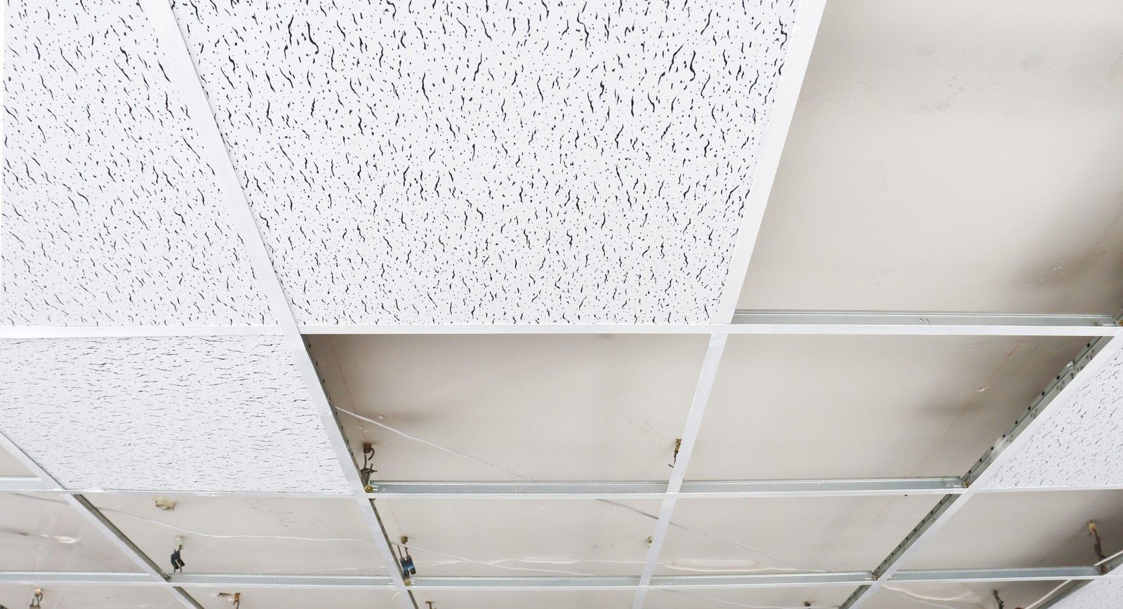 Installation d'un plafond suspendu, structure métallique