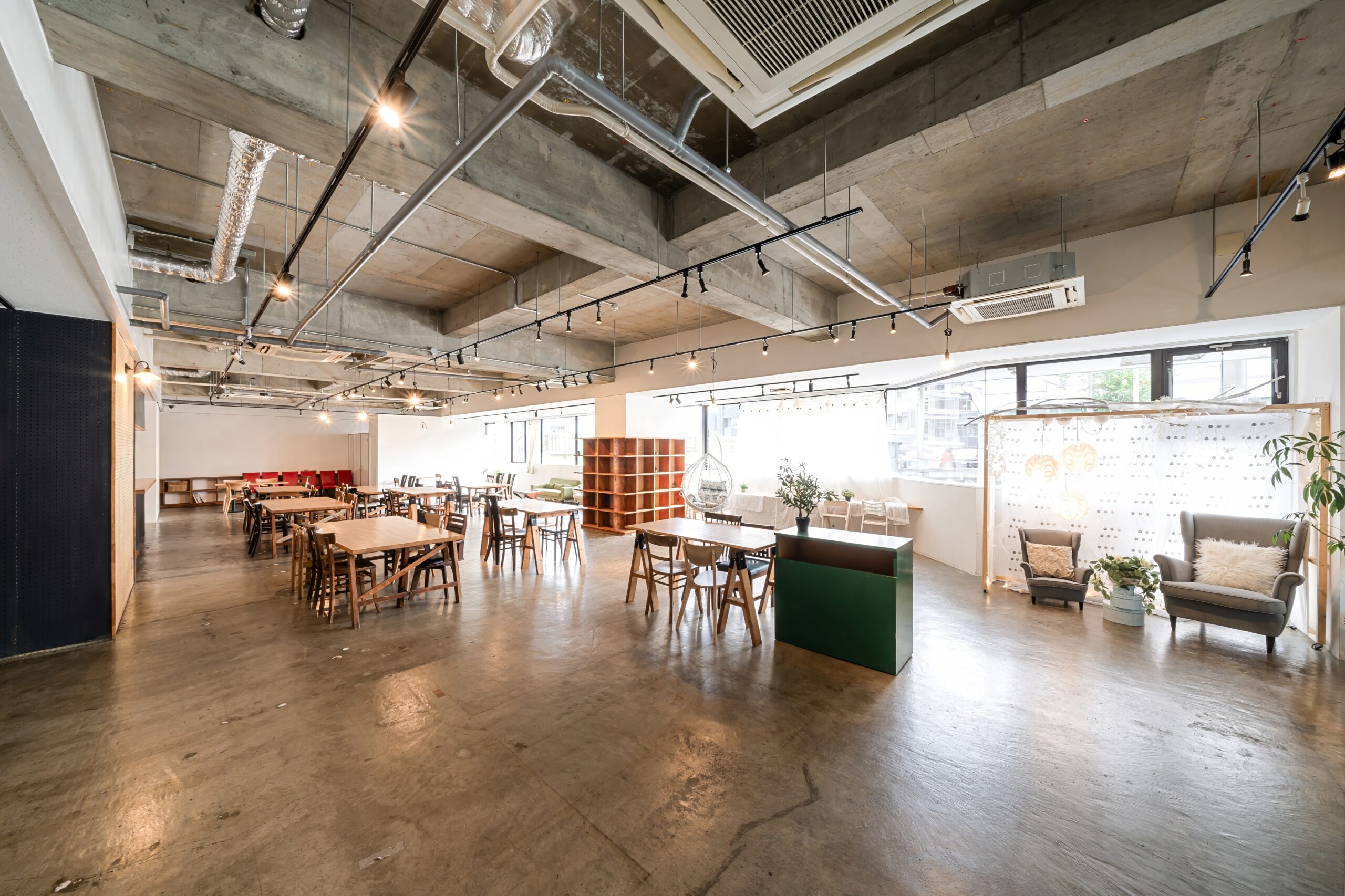 Rénovation d’un café-restaurant style industriel à Casablanca par Prestazio, salle avec mobilier et éclairage suspendu