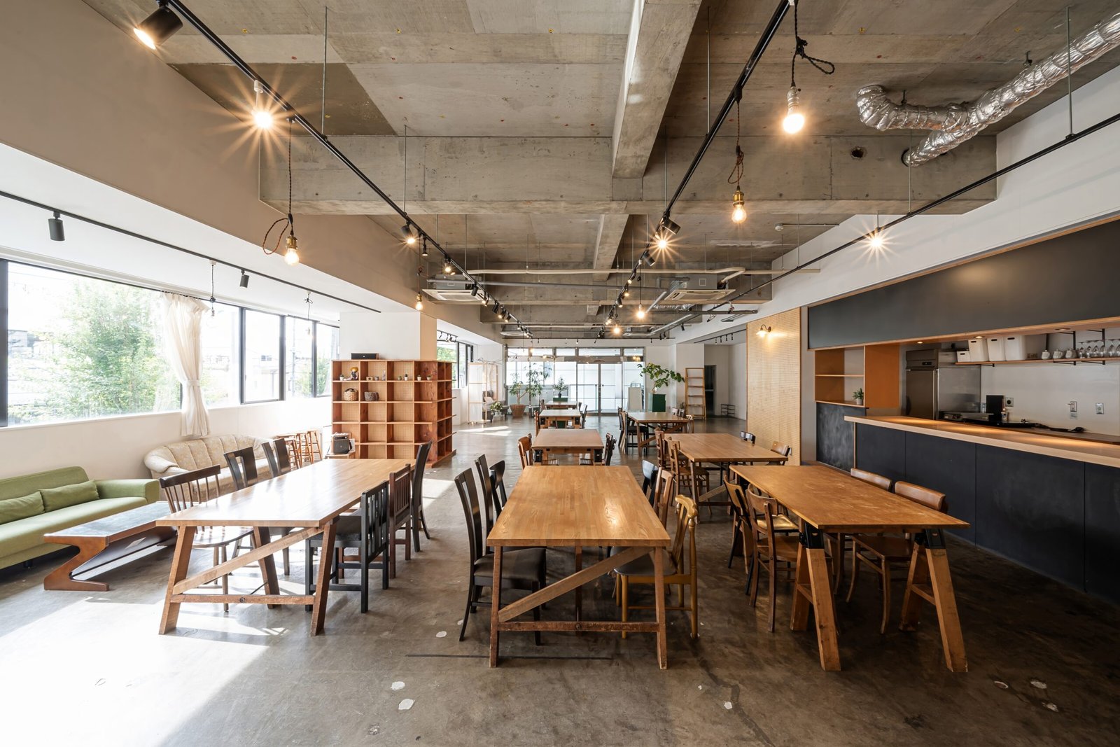 Aménagement de salle de café-restaurant style industriel à Casablanca, mobilier et finitions métal et bois