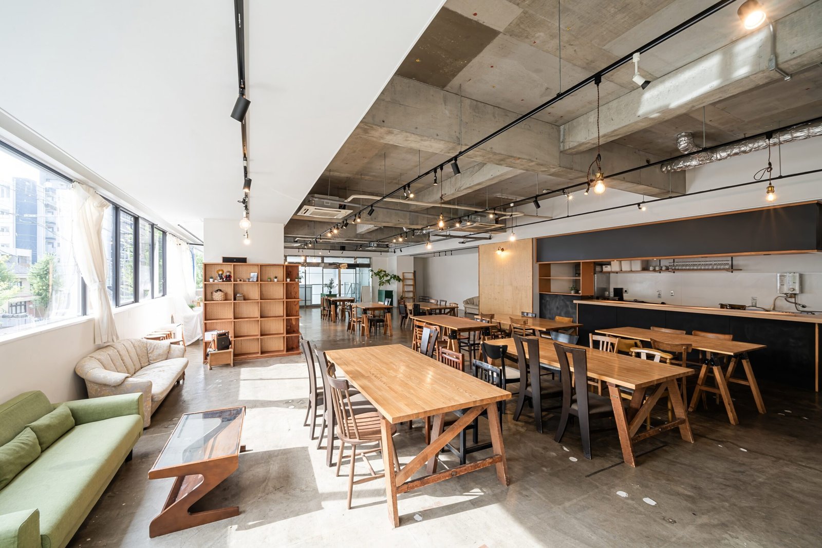 Aménagement intérieur d’un café-restaurant style industriel à Casablanca, murs bruts et éclairage suspendu