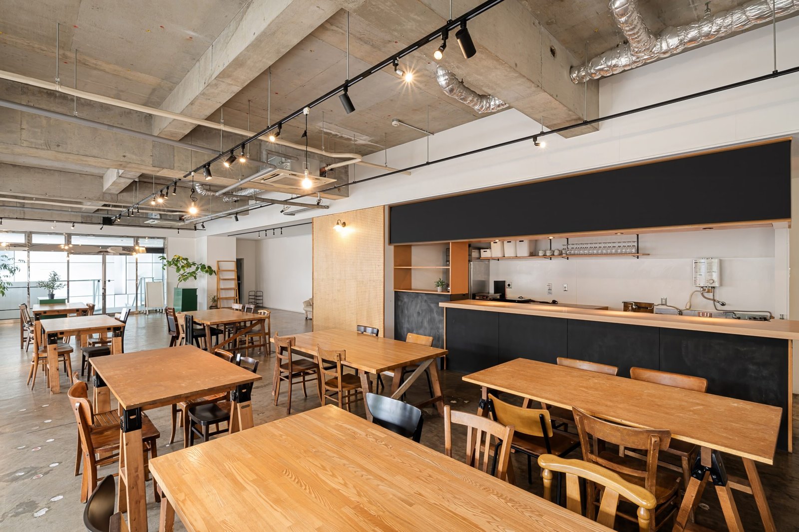 Rénovation de café-restaurant à Casablanca, style industriel avec briques apparentes et suspensions métalliques