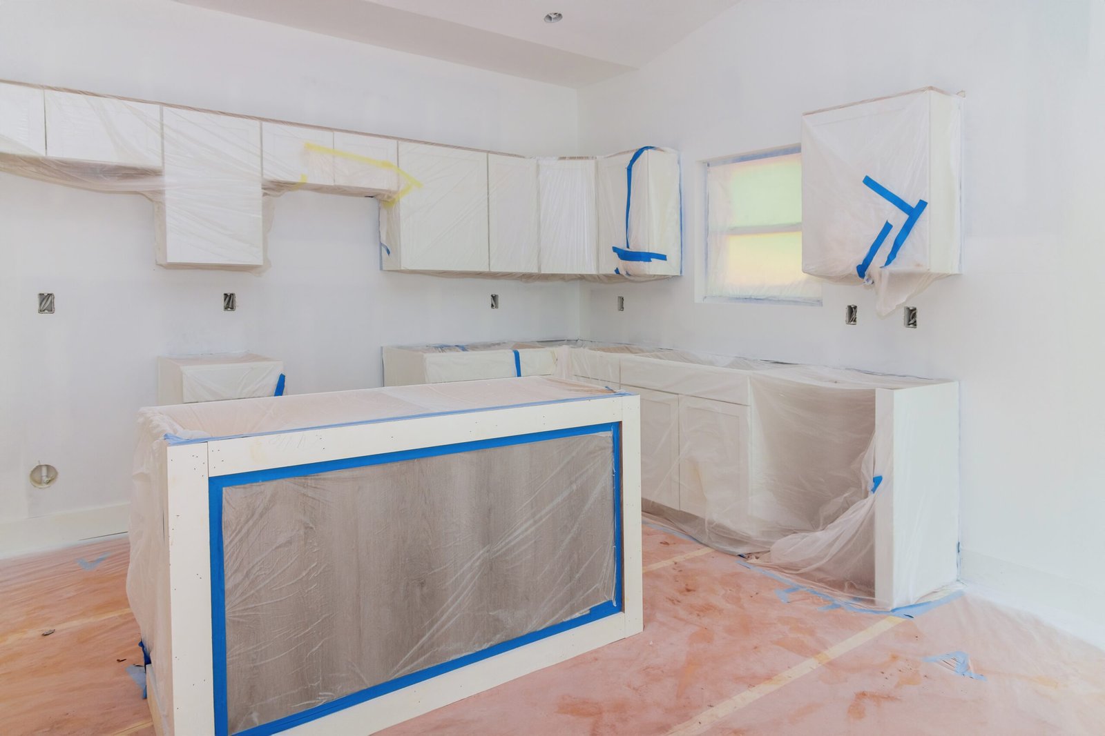 Installation de meubles de cuisine dans une maison neuve