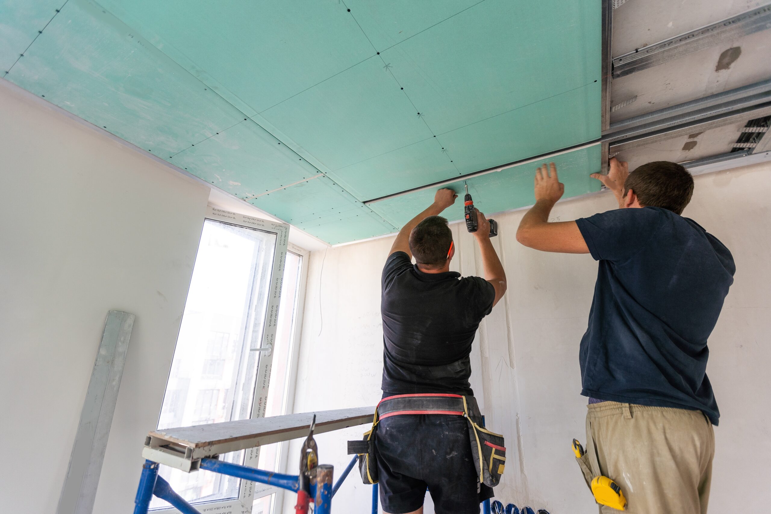 Ouvriers réalisant l'installation d'un nouveau chantier