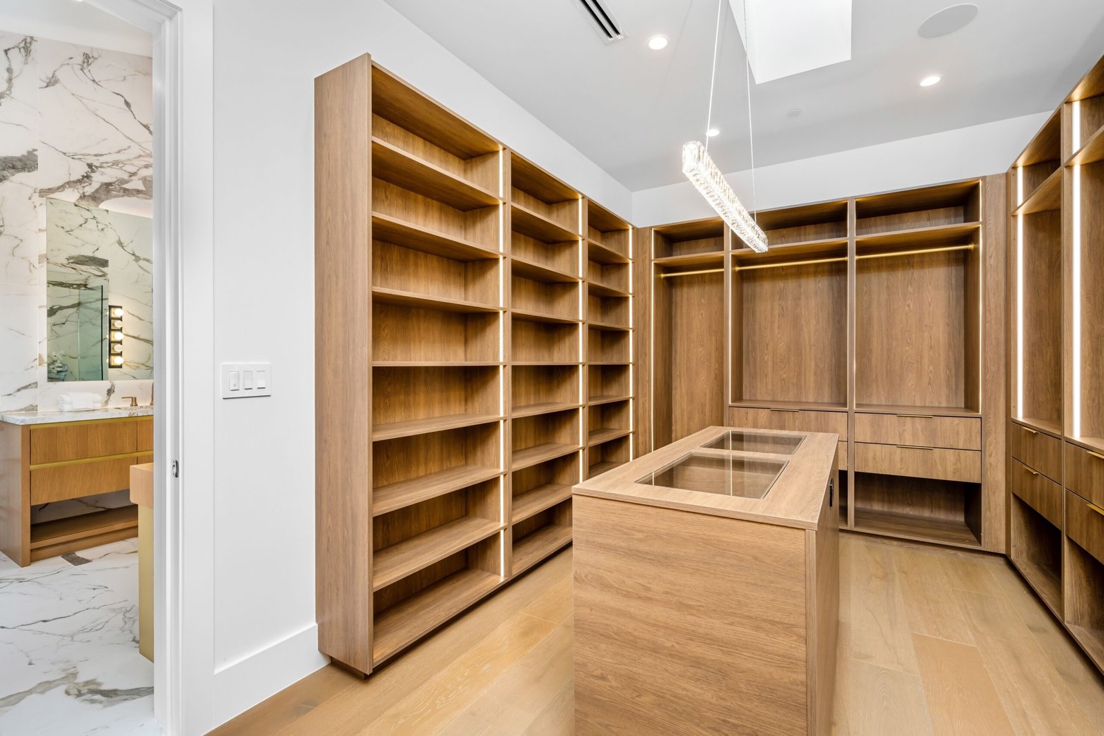 Dressing moderne avec étagères en bois et plateau vitré