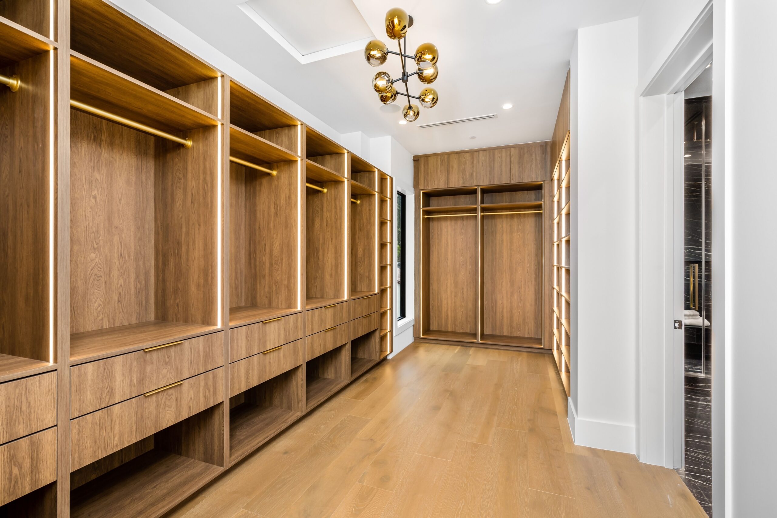 Dressing sur mesure avec finitions bois et laiton