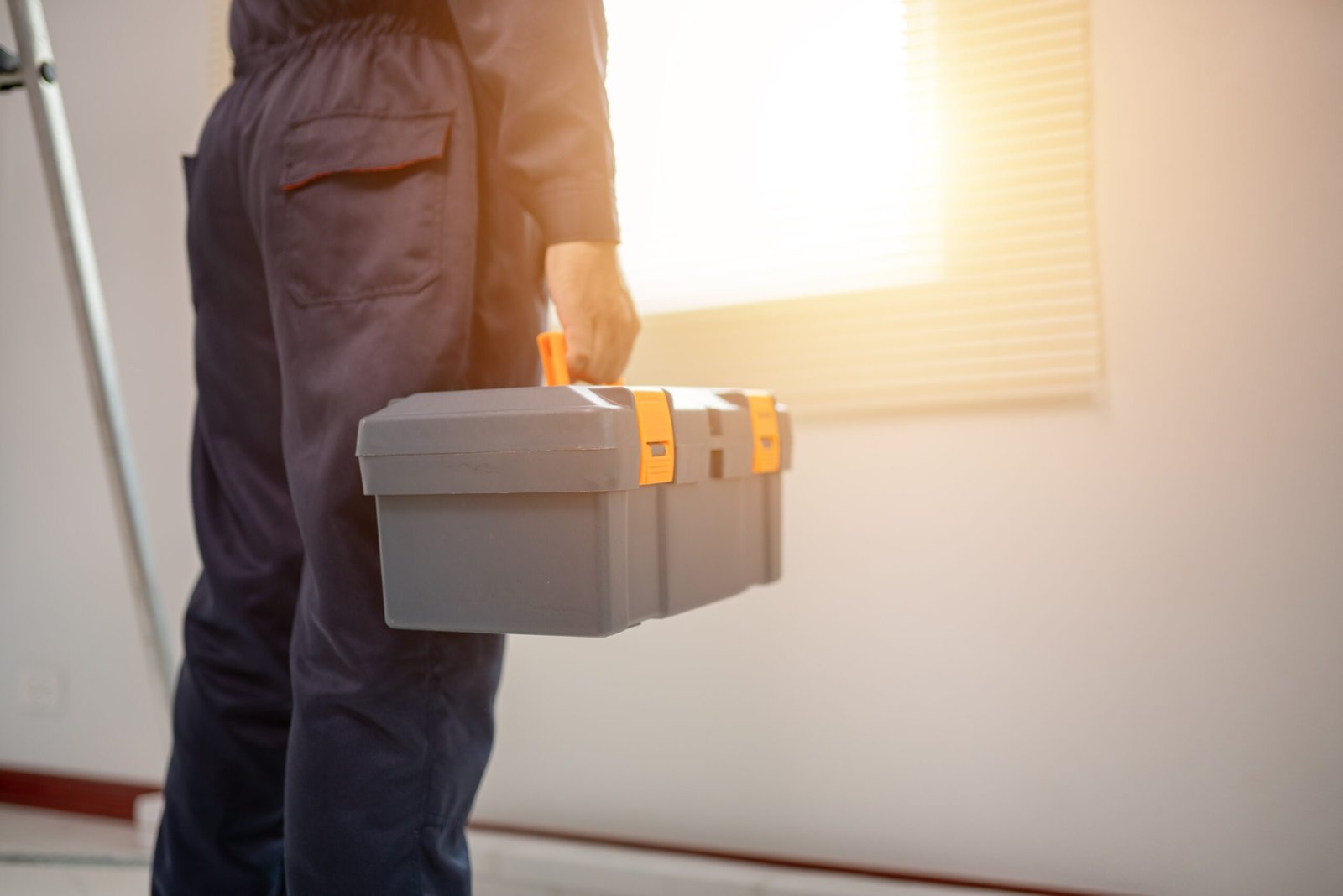 Technicien Prestazio avec boîte à outils pour intervention de maintenance