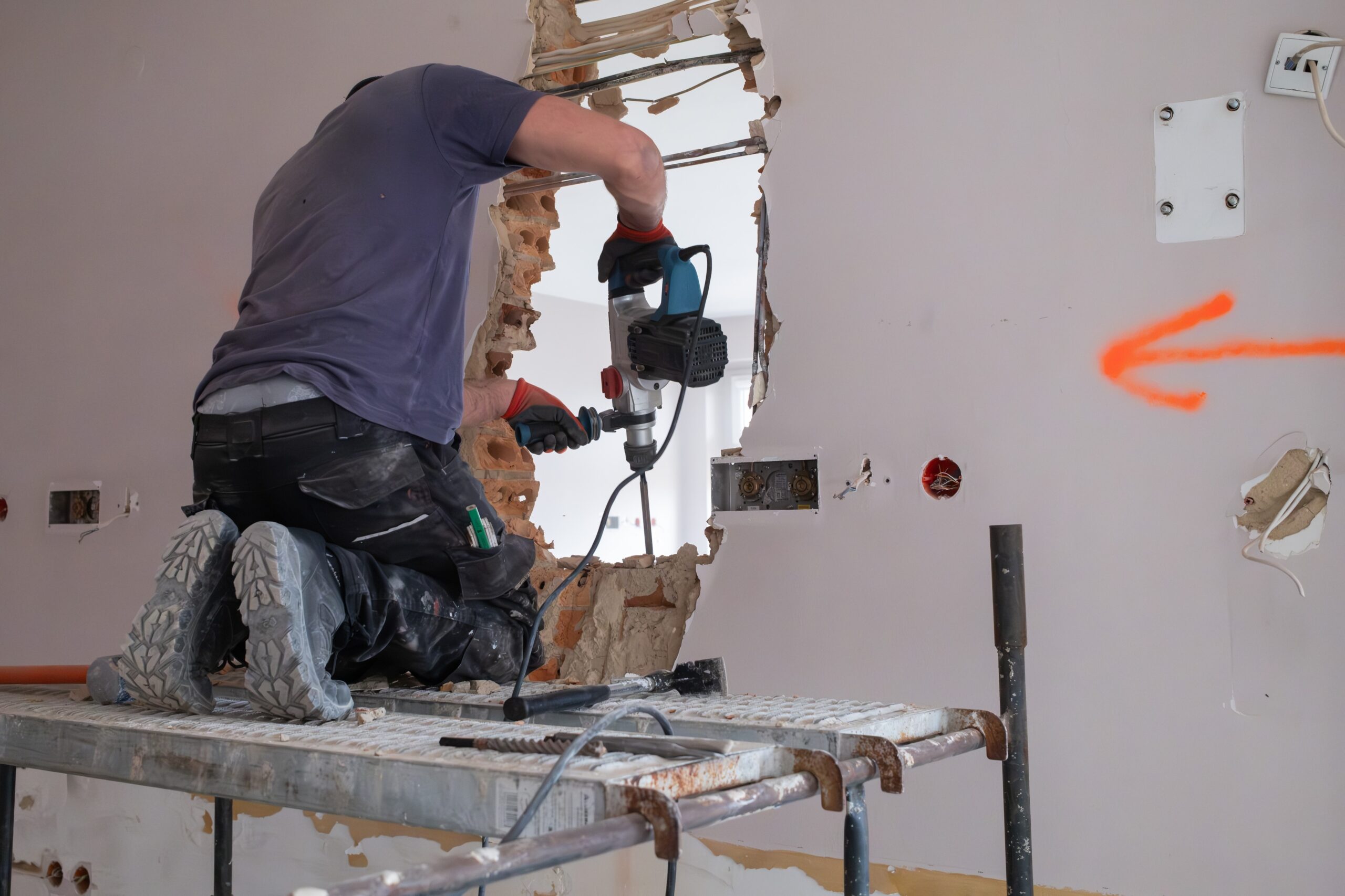Ouvrier sur échafaudage lors d’un chantier d’aménagement