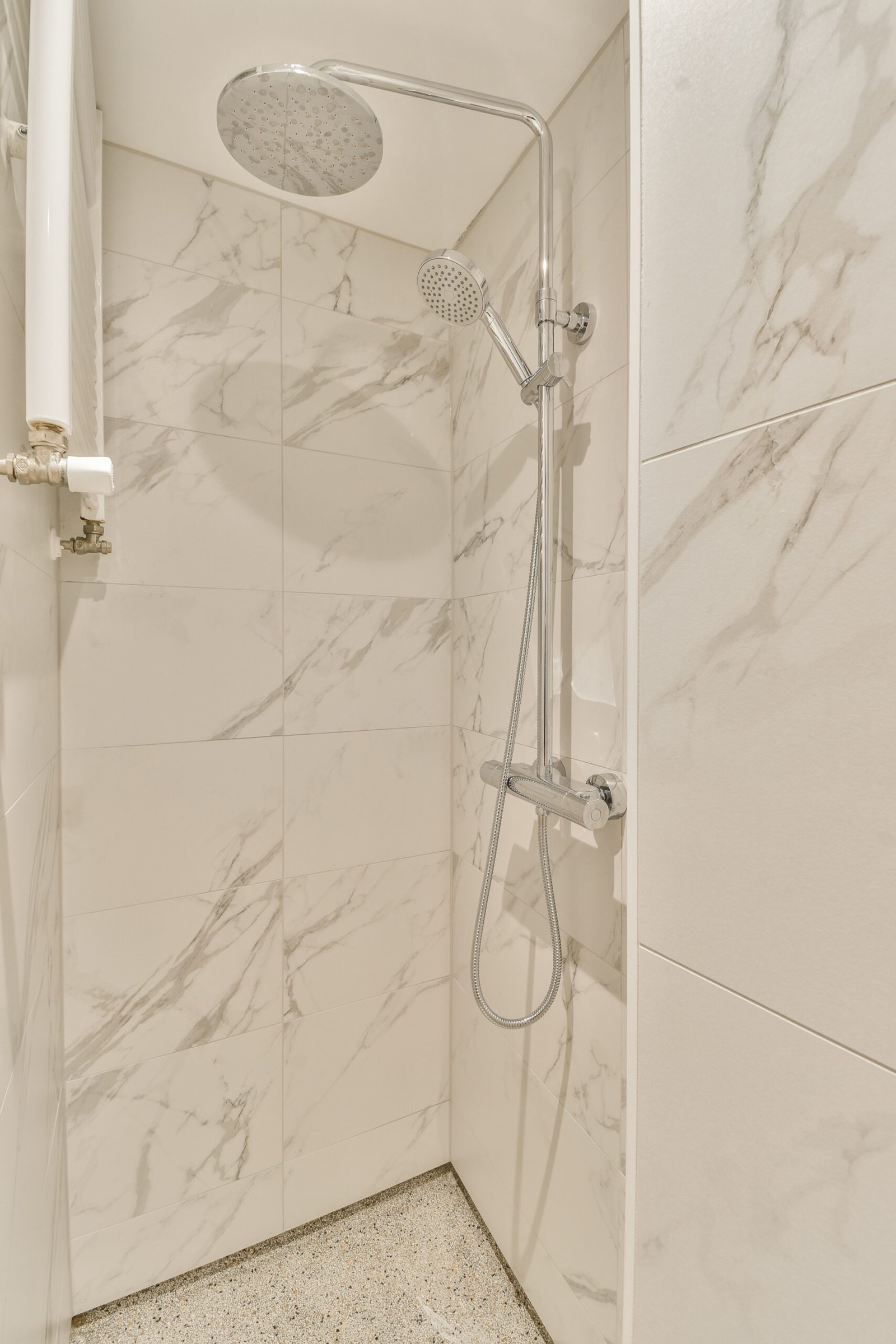 Douche moderne avec finition élégante réalisée par Prestazio