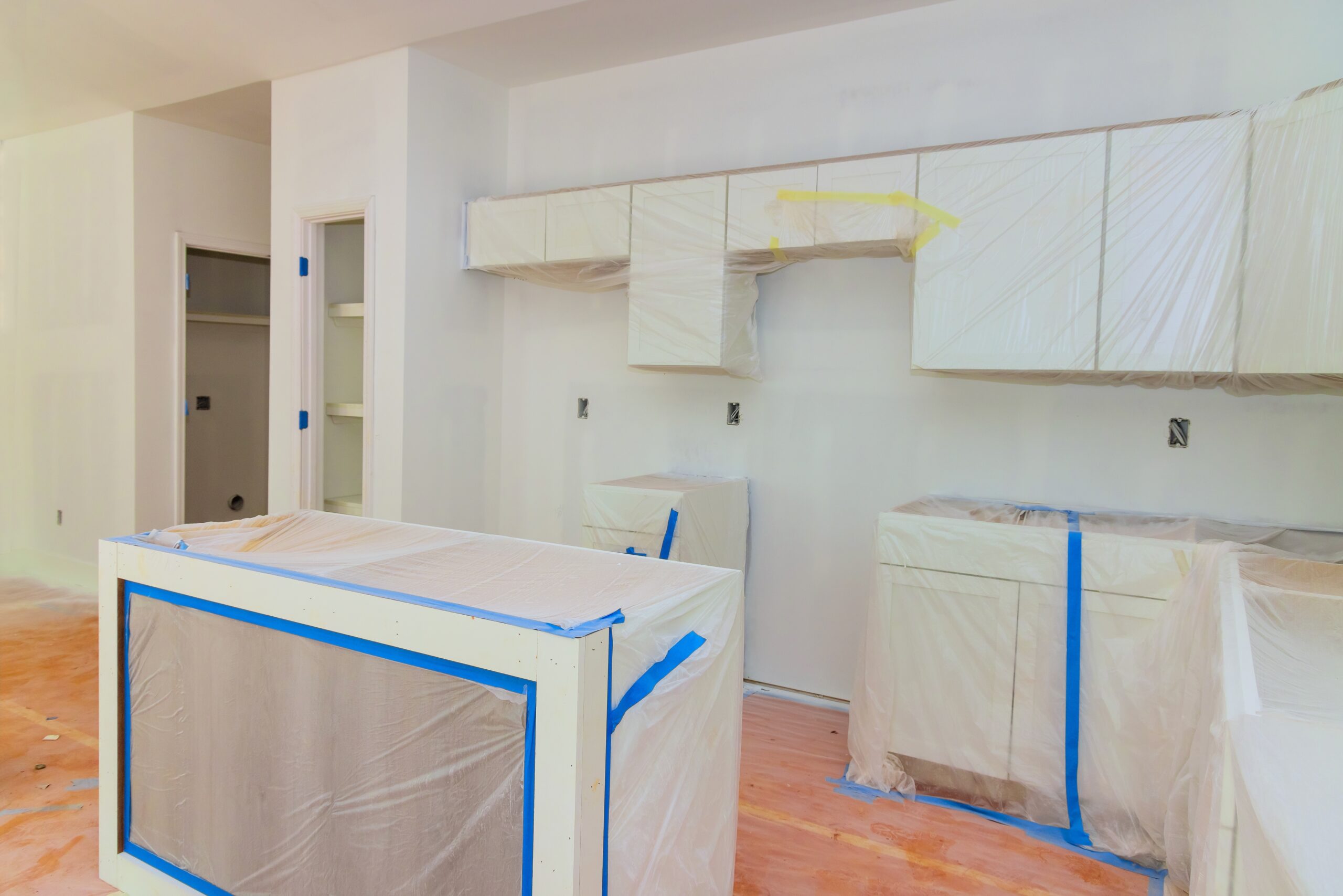 Rénovation de cuisine moderne avec nouveaux meubles