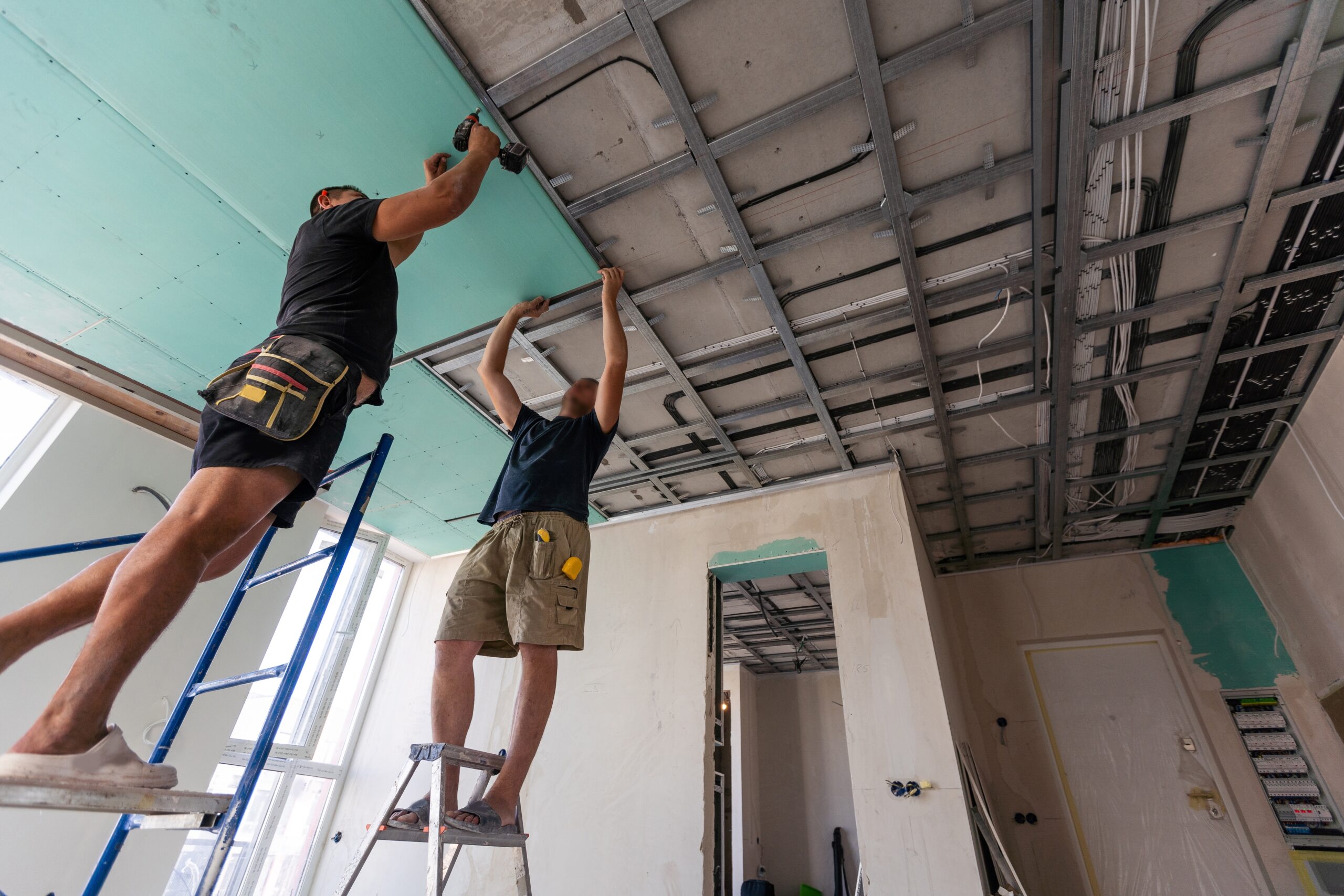 Ouvrier Prestazio lors de travaux de plafond