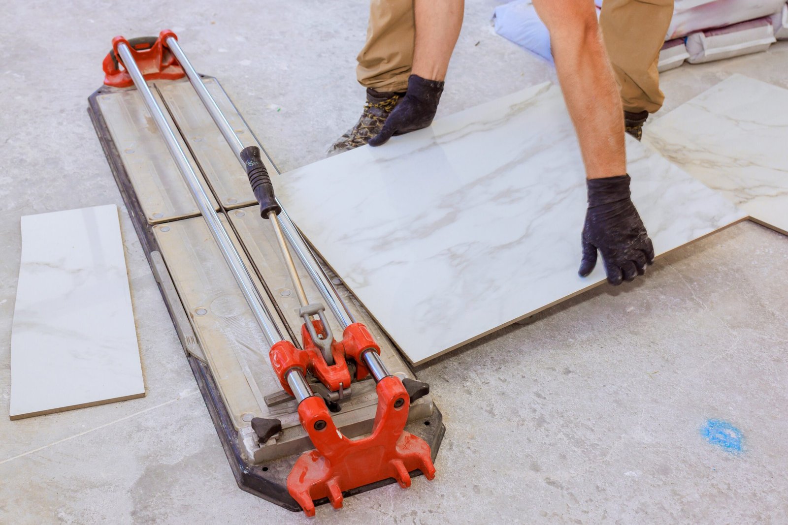 Découpe de carreaux de marbre sur un chantier par Prestazio