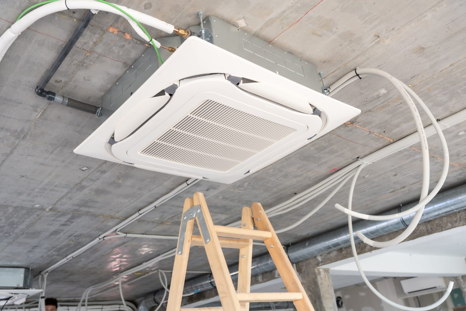 Installation d'un système de climatisation moderne au plafond