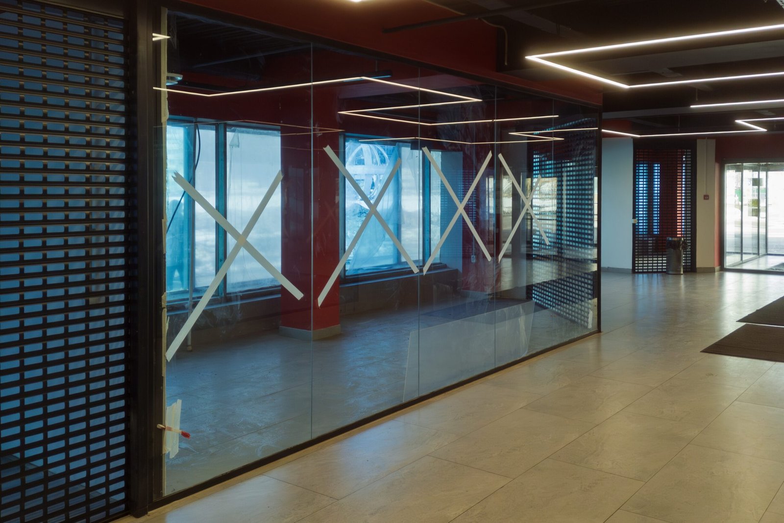 Intérieur commercial moderne avec vitrine en verre