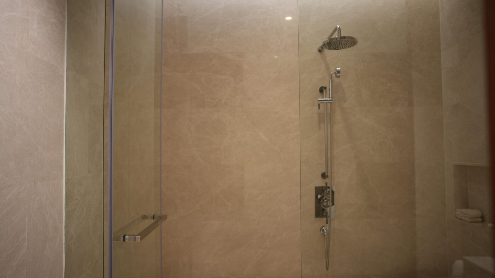 Salle de bain moderne avec cabine de douche et carrelage